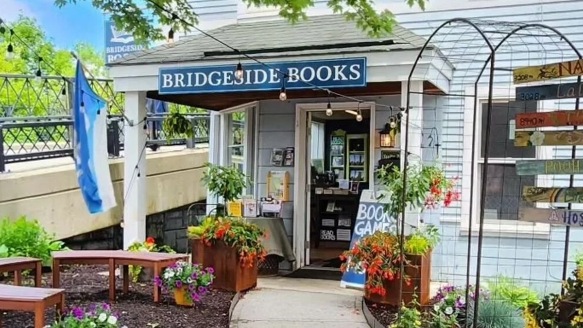 Bridgeside Books store front